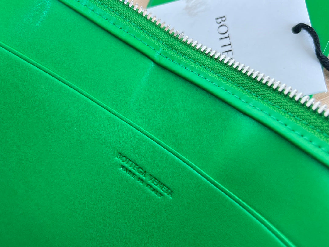 LARGE CASSETTE POUCH 35 IN MALACHITE GREEN CALFSKIN