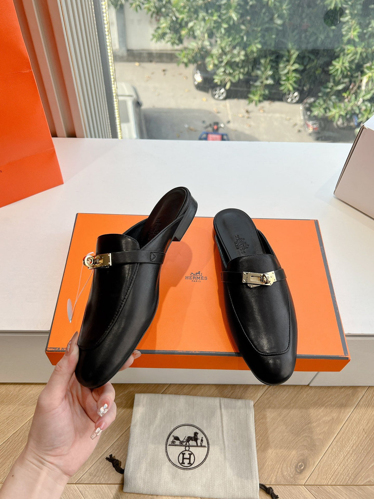 Hermes Women Black Leather Mules