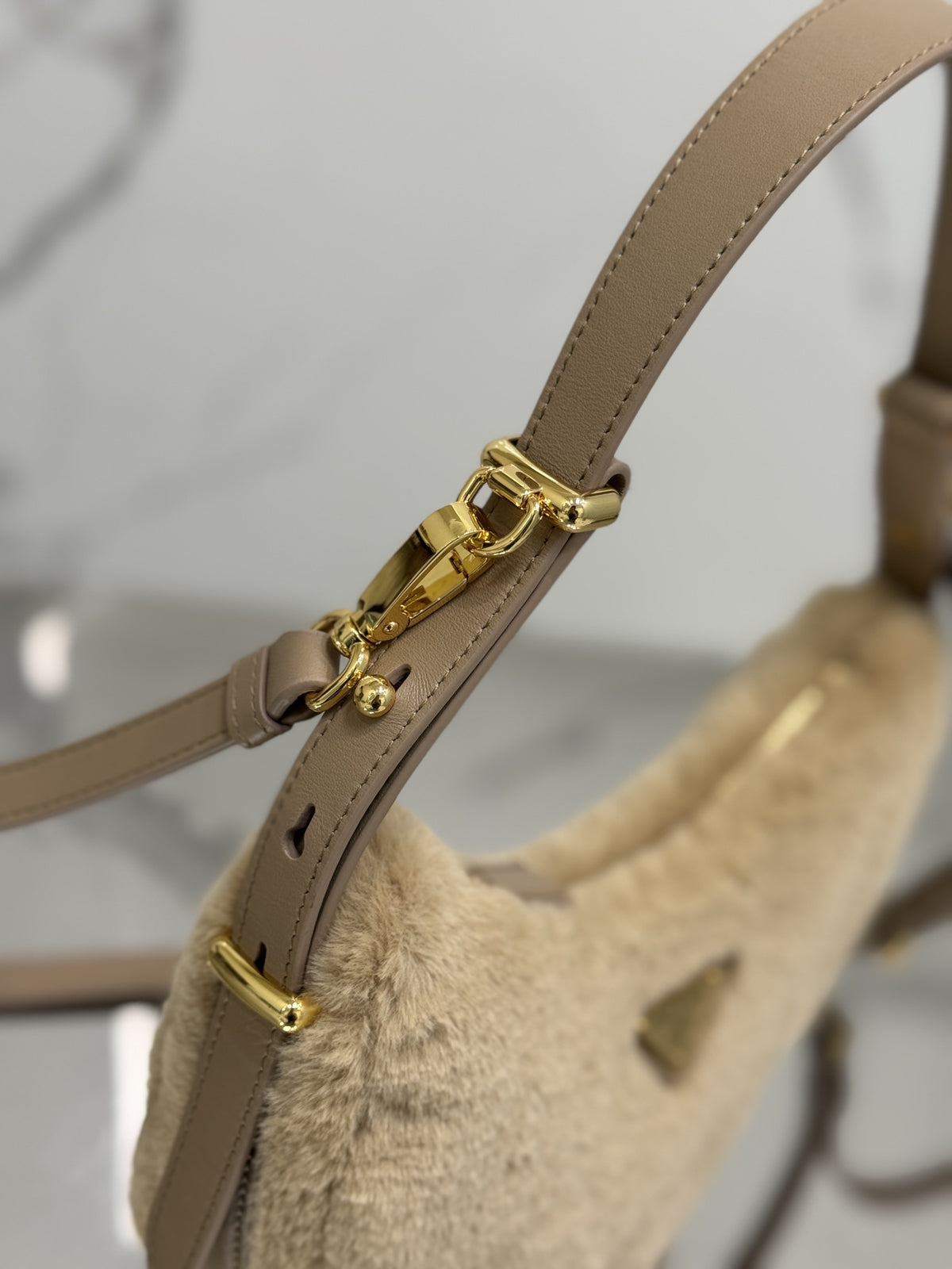 Prada Leather And Shearling Arqu㨠Handbag