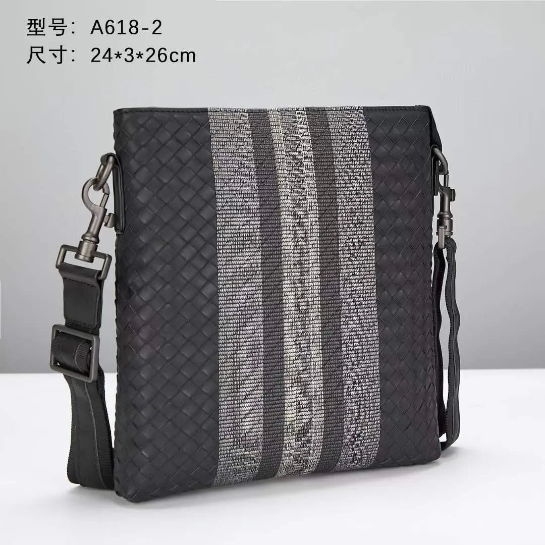 Bottega Veneta Menโs Messenger Cross Body Leather Bag