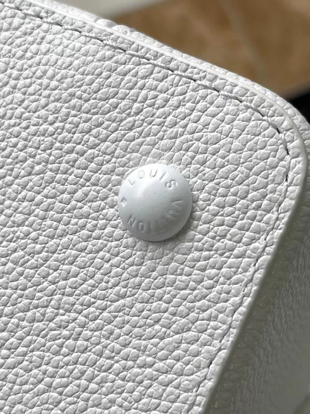 Louis Vuitton LV Capucines Handbags White Leather 21cm