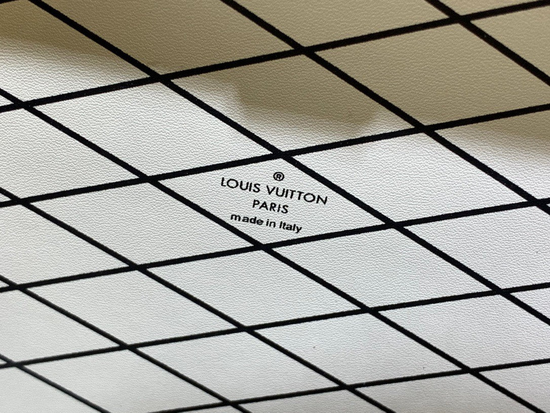 Louis Vuitton LV Petite Malle LV Monogram Pattern Like Auth Handbags 24x16x13cm