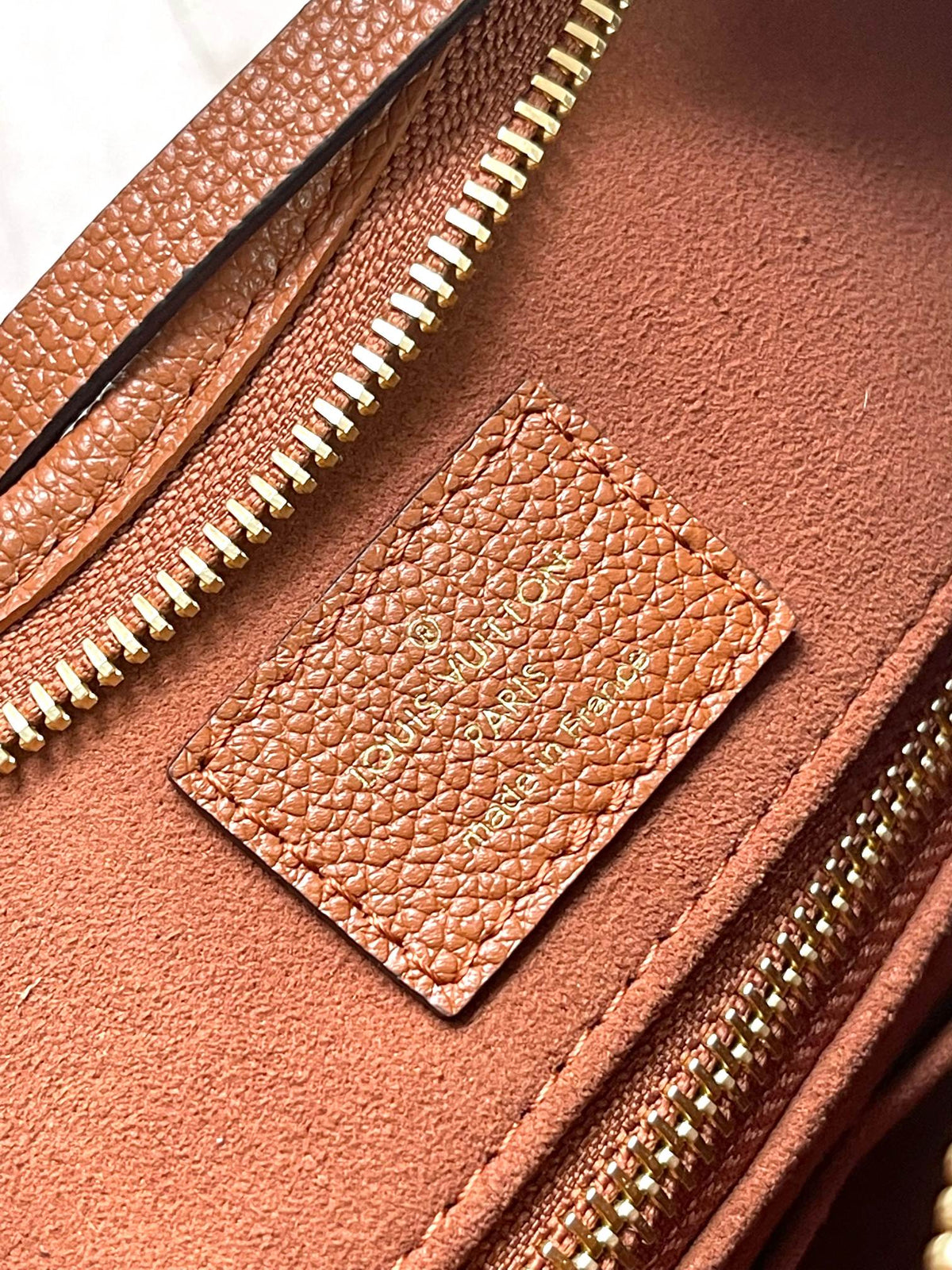 CARRYALL PM 29 IN COGNAC MONOGRAM EMPREINTE LEATHER GOLD LOGO