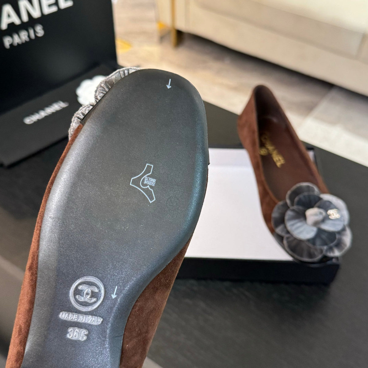 BALLET FLATS IN CHOCOLATE BROWN SUEDE WITH SILVER CAMELLIA