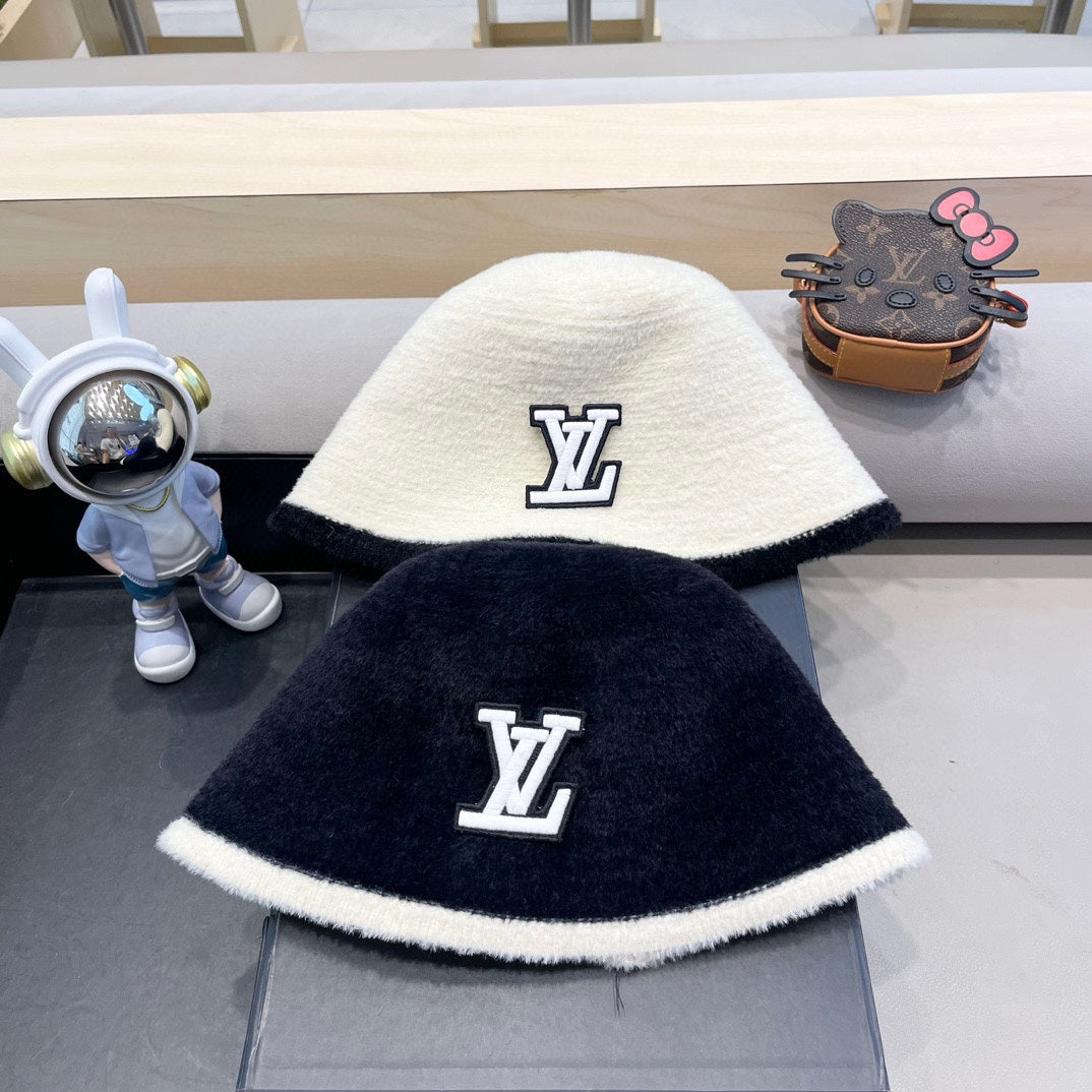 BUCKET HAT IN WHITE MIX BLACK LAMB FUR 431377
