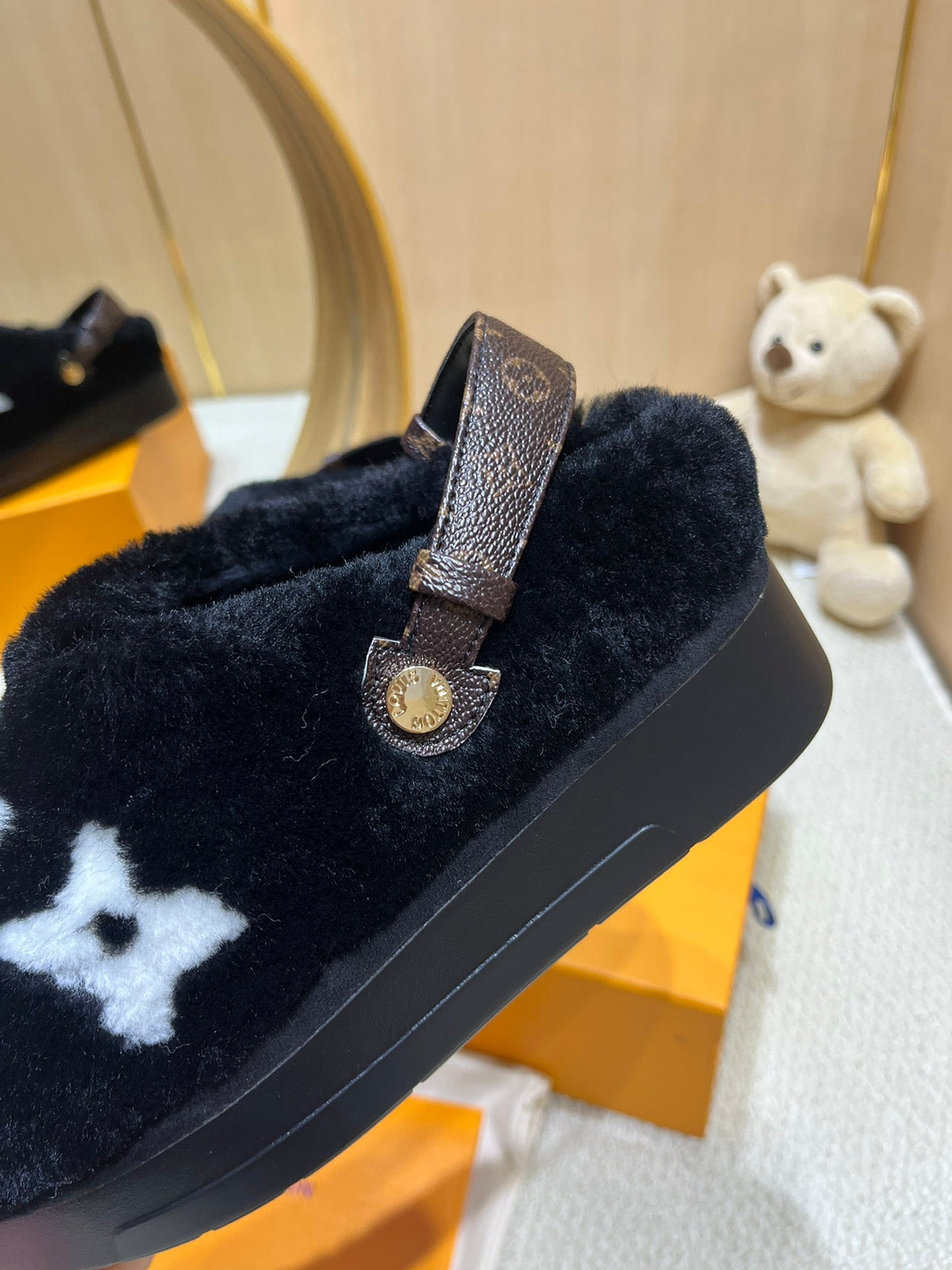 ASPEN COMFORT CLOG IN BLACK MIX WHITE FLEECE