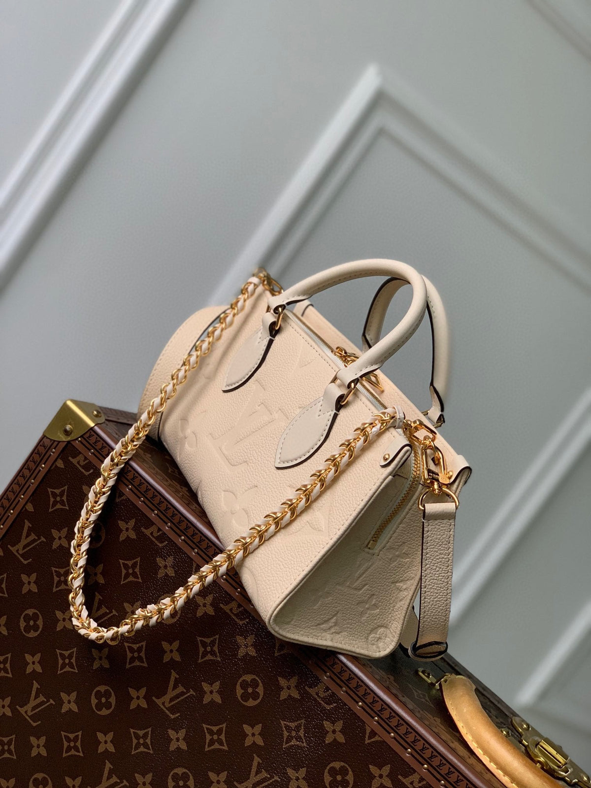 ONTHEGO EAST WEST BAG 25 IN BEIGE MONOGRAM EMBOSSED COWHIDE