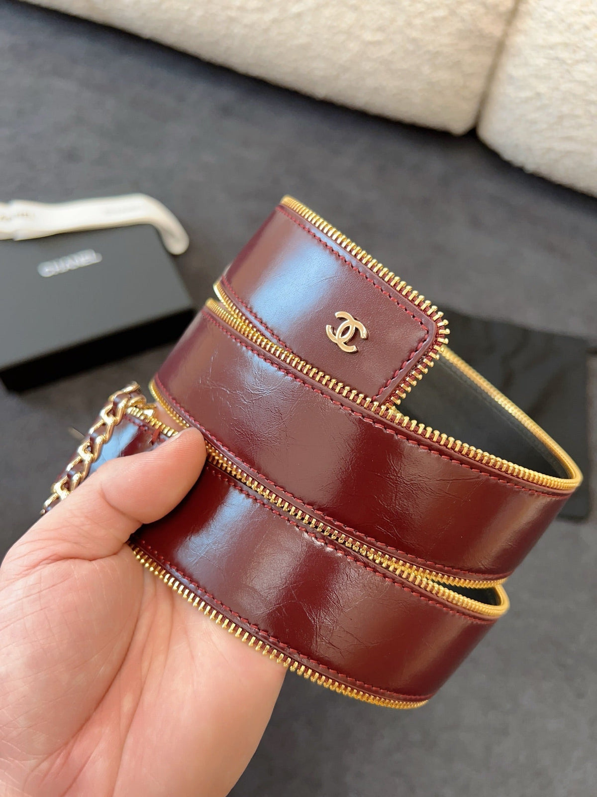 BELT 40MM IN WINE RED CALFSKIN WITH INTERWOVEN CHAIN BUCKLE ZIPPER IN TRIM GOLD HARDWARE