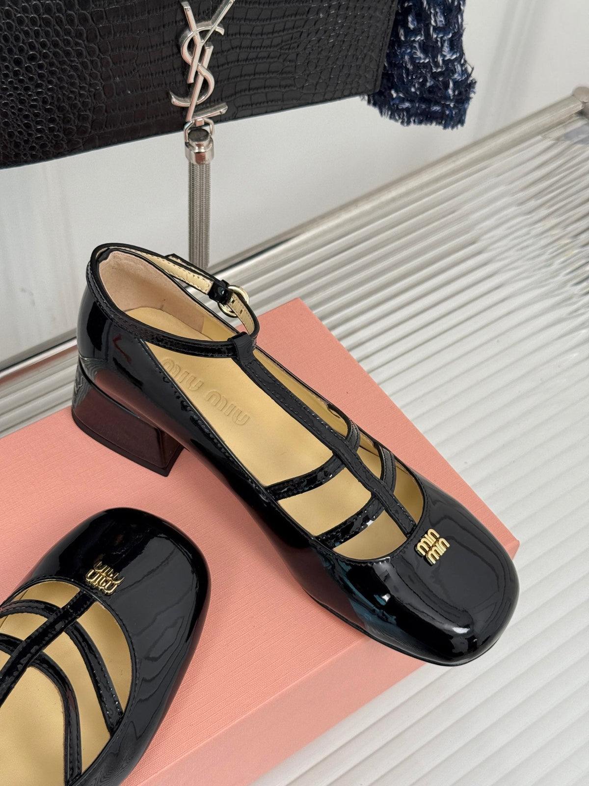 BALLET PUMPS WITH STRAP IN BLACK GLOSSY LAMBSKIN