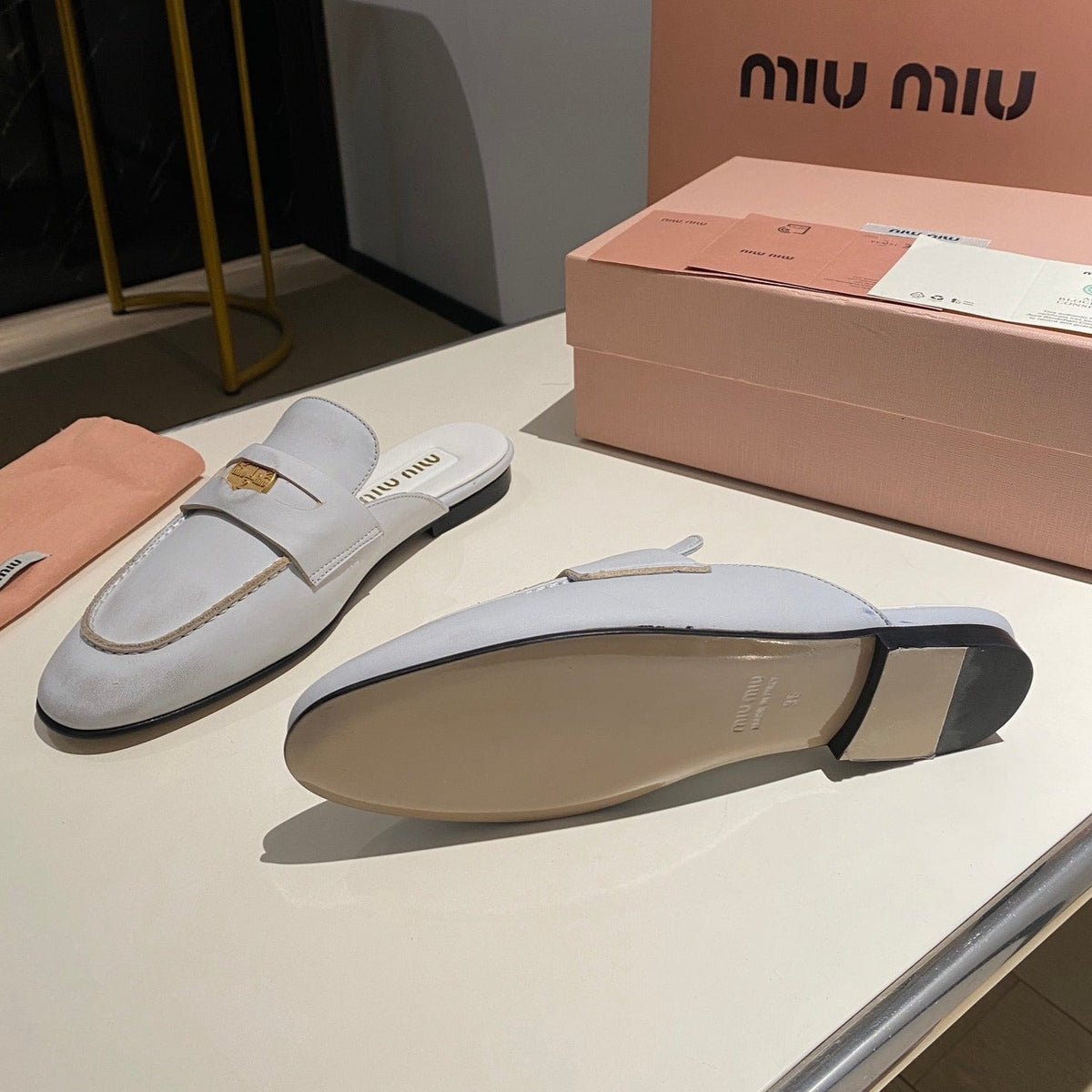 MULES SLIPPERS WHITE COWHIDE WITH GOLD COIN