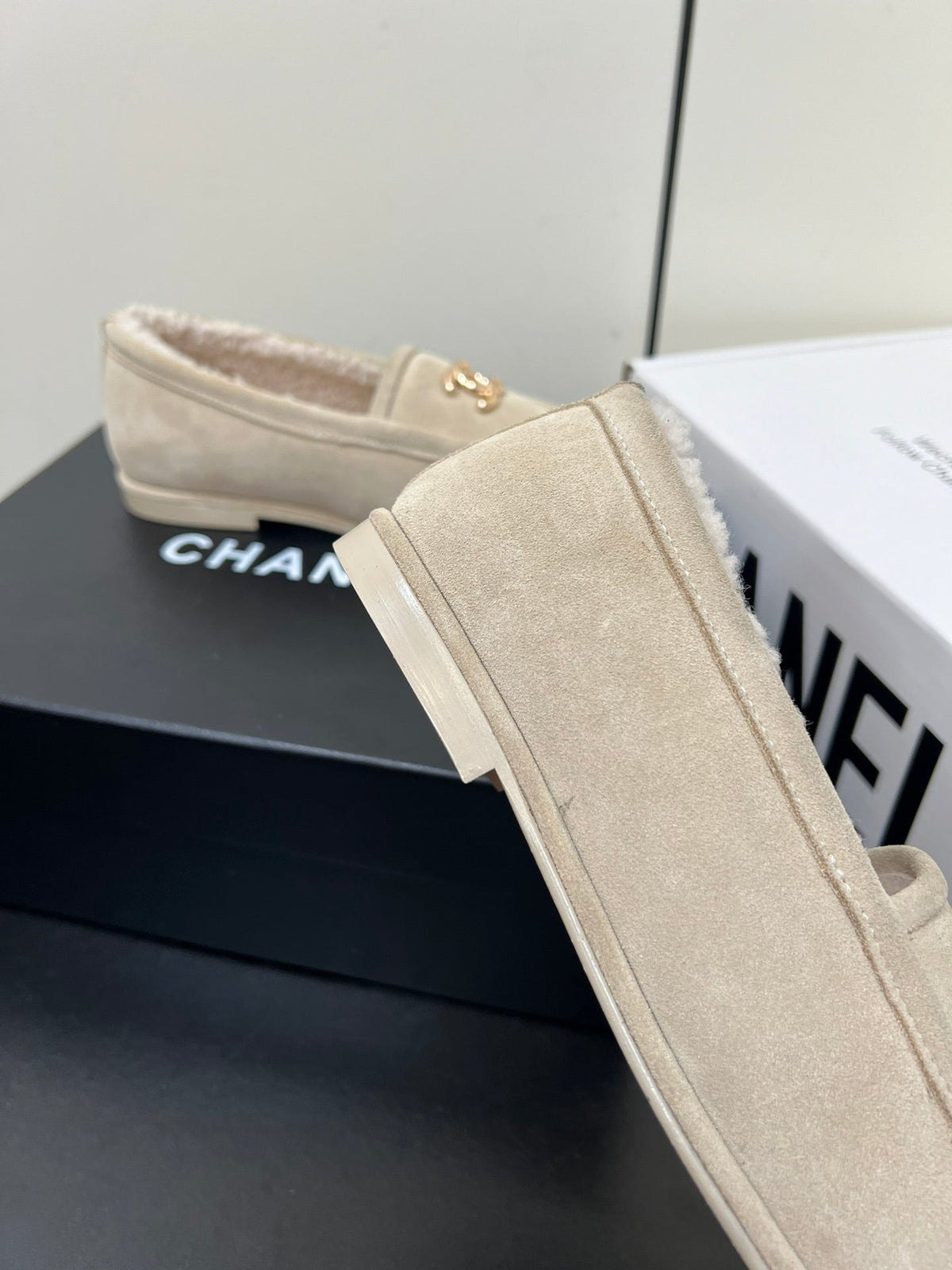 LOAFER IN BEIGE SUEDE AND SOLF FLEECE LINING