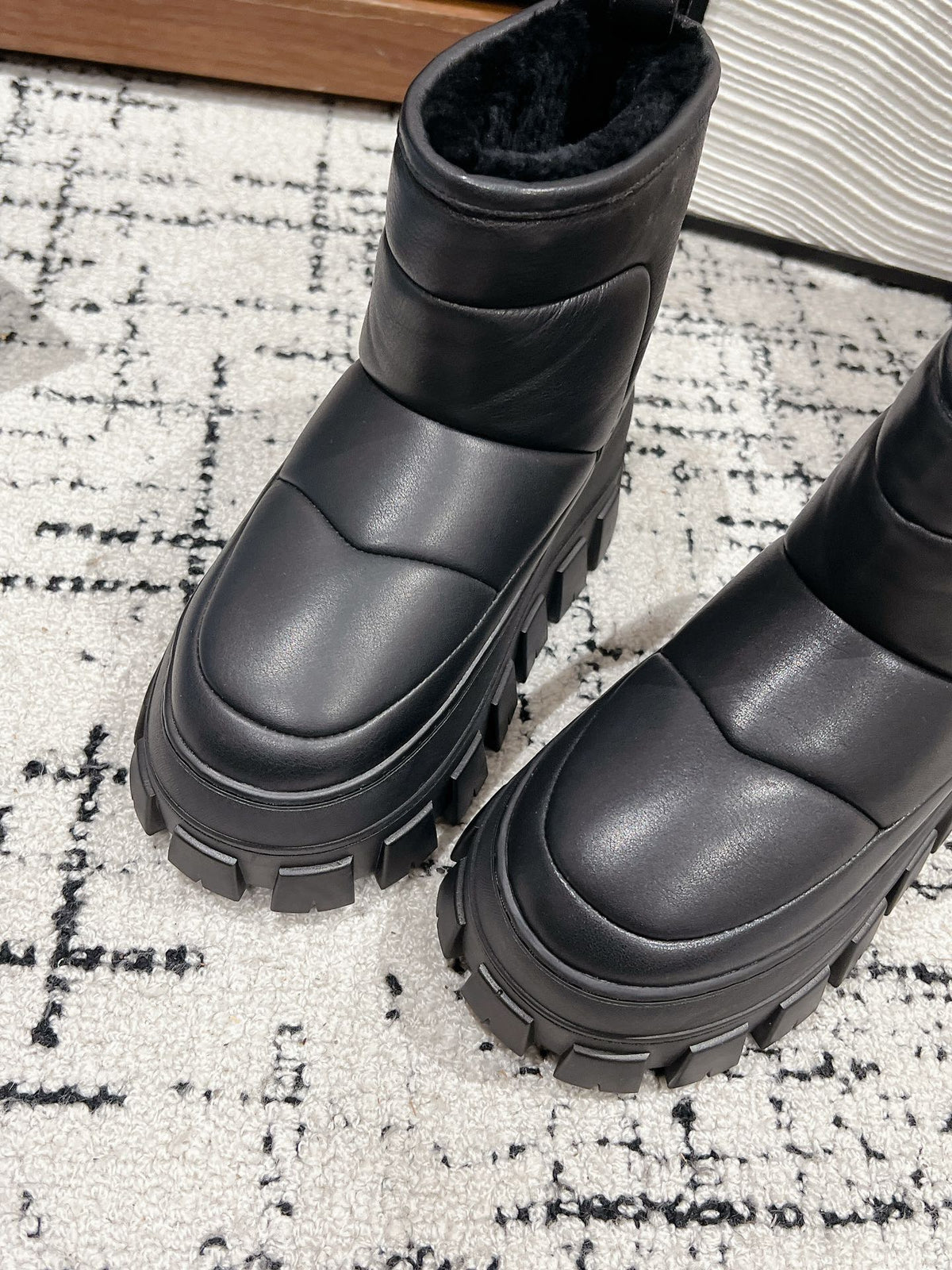 MONOLITH ANKLE BOOTS IN BLACK CALFSKIN AND LAMB FUR LINING