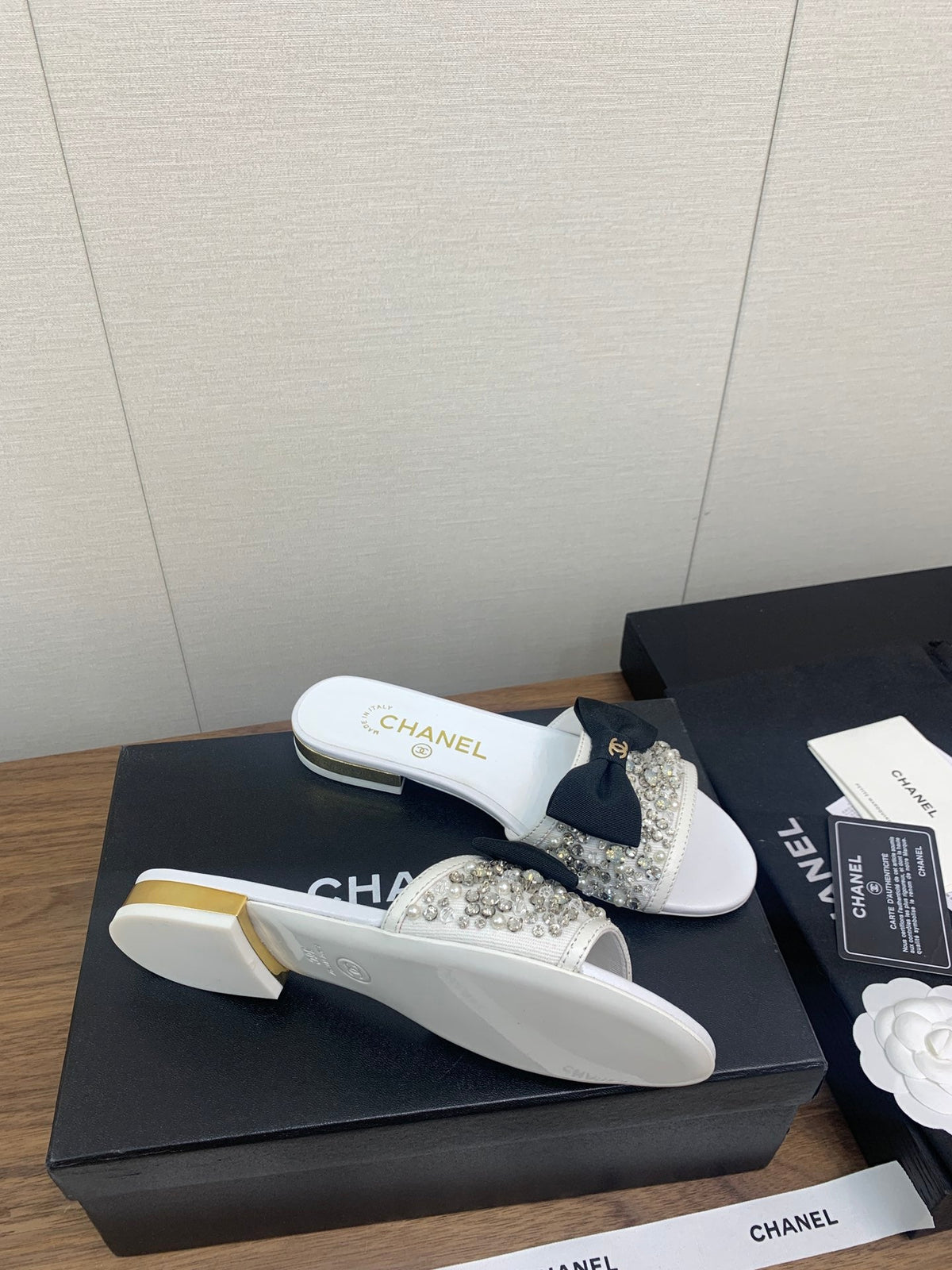 BOW SLIPPERS IN WHITE LAMBSKIN WITH RHINESTONES