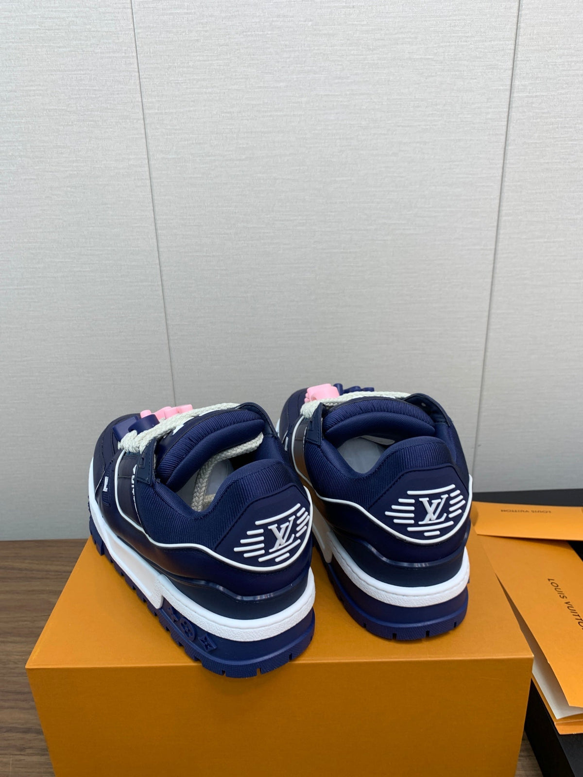 LV WOMEN'S TRAINER IN NAVY BLUE CALFSKIN