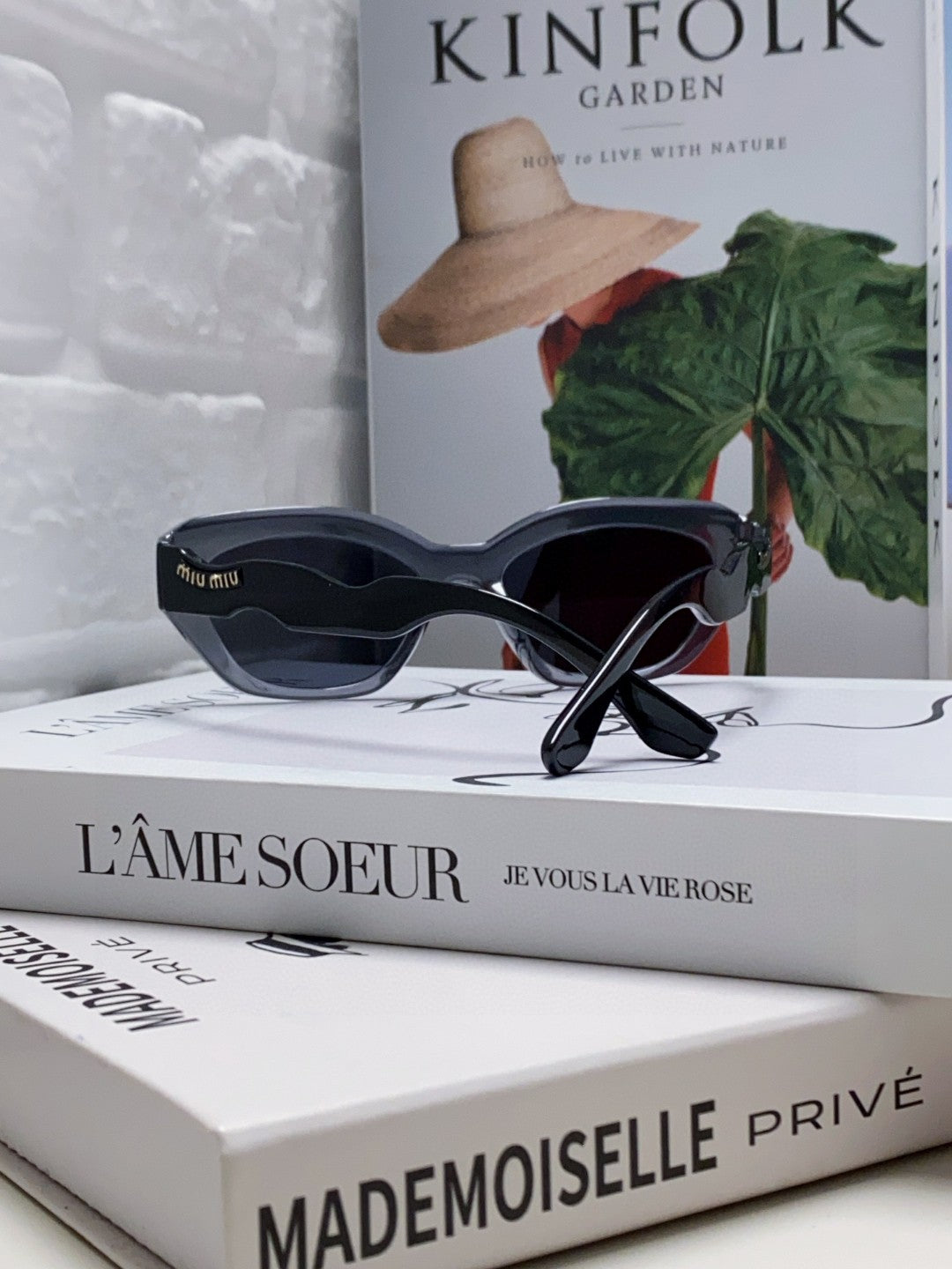 LOGO CAT EYE SUNGLASSES 513006 IN BLACK AND GREY CLEAR ACETATE WAVY FRAME