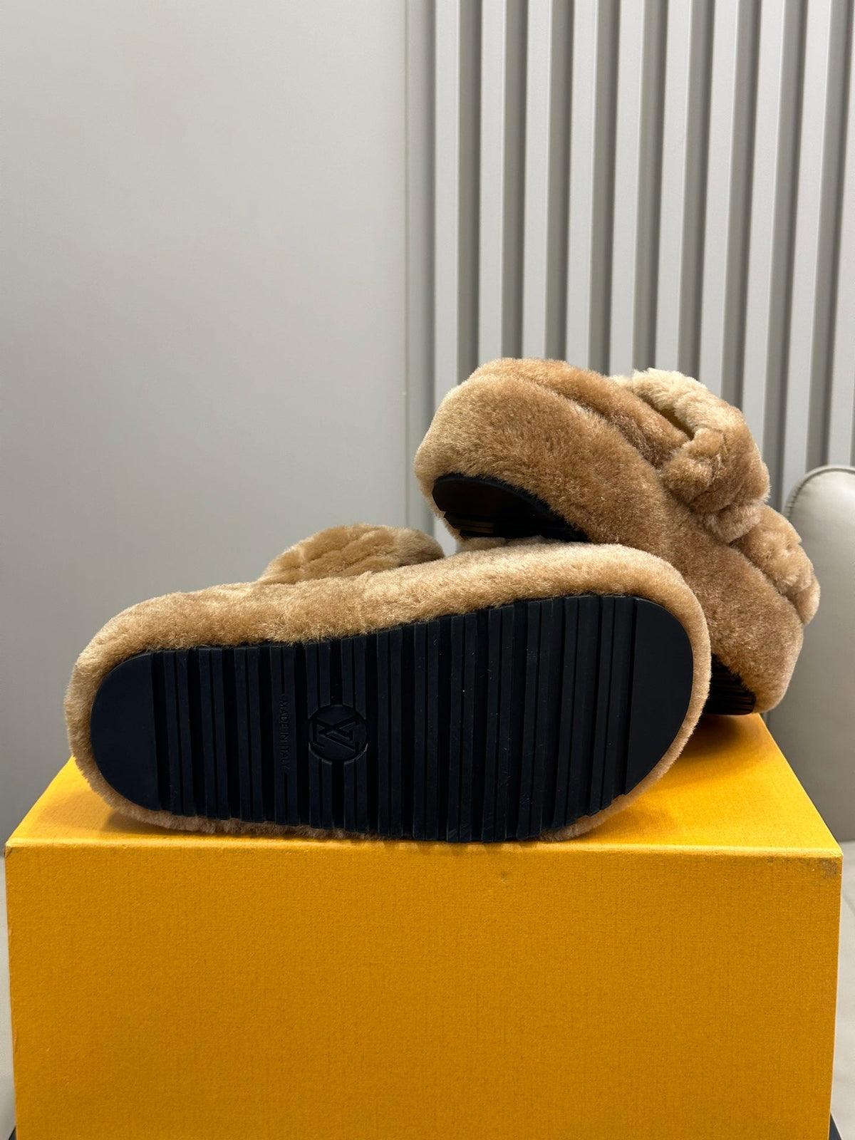 LV WOMEN'S DAD SANDAL MULE IN CAMEL BROWN FLEECE