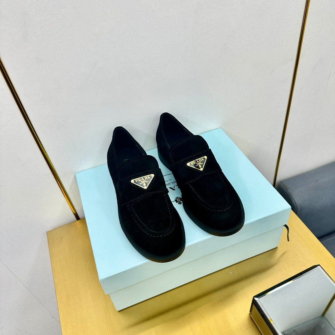 LOAFERS ATTACHED TRIANGLE LOGO IN BLACK SUEDE