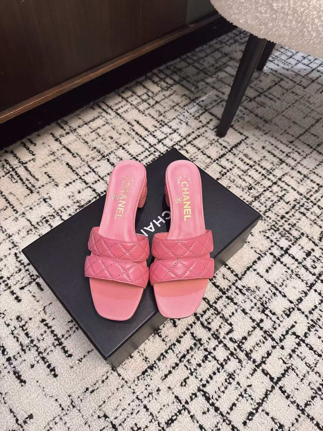 MID HEEL MULES IN BRIGHT PINK SHEEPSKIN