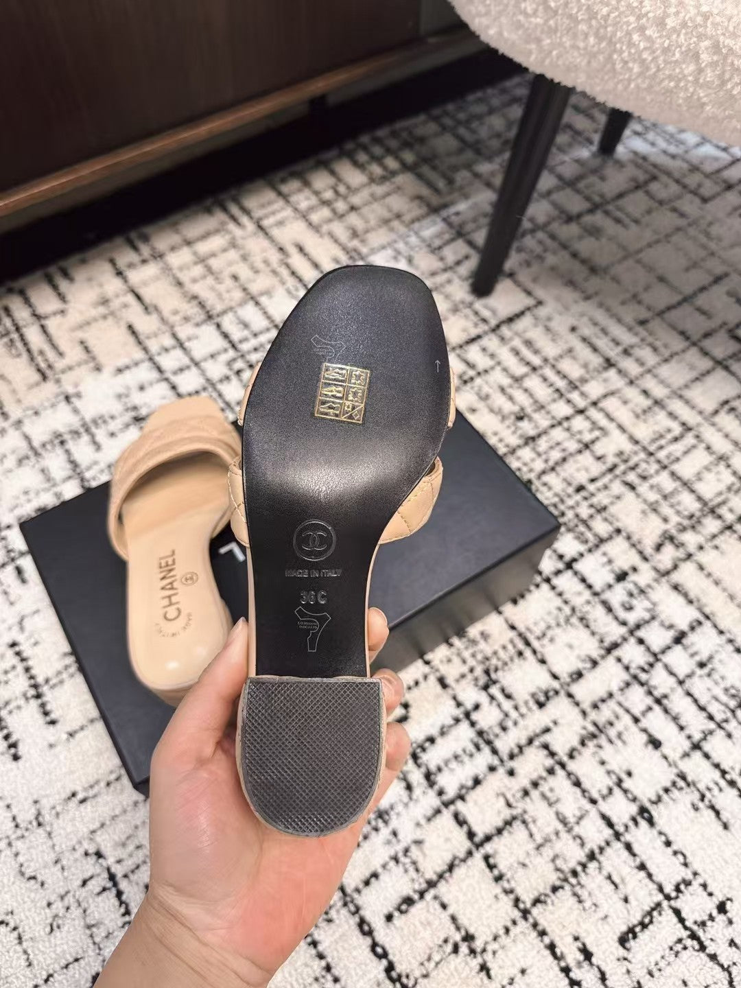 MID HEEL MULES IN MACAROON BEIGE SHEEPSKIN