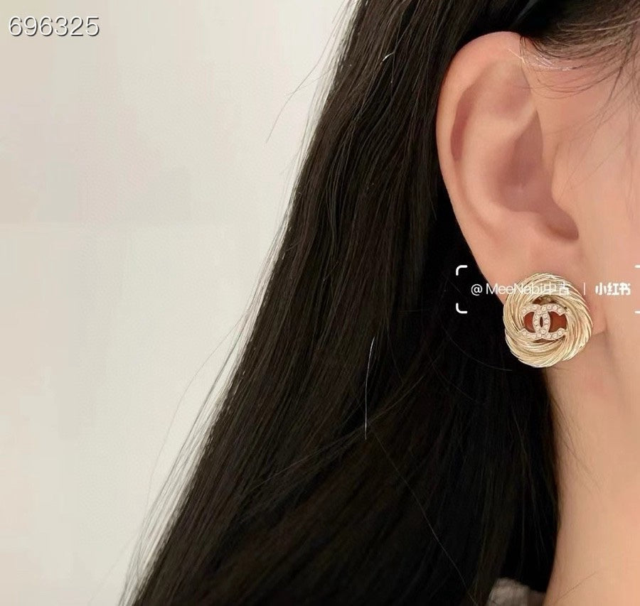 25S TWISTED RIBBED DOUBLE C STUD EARRINGS IN GOLD METAL