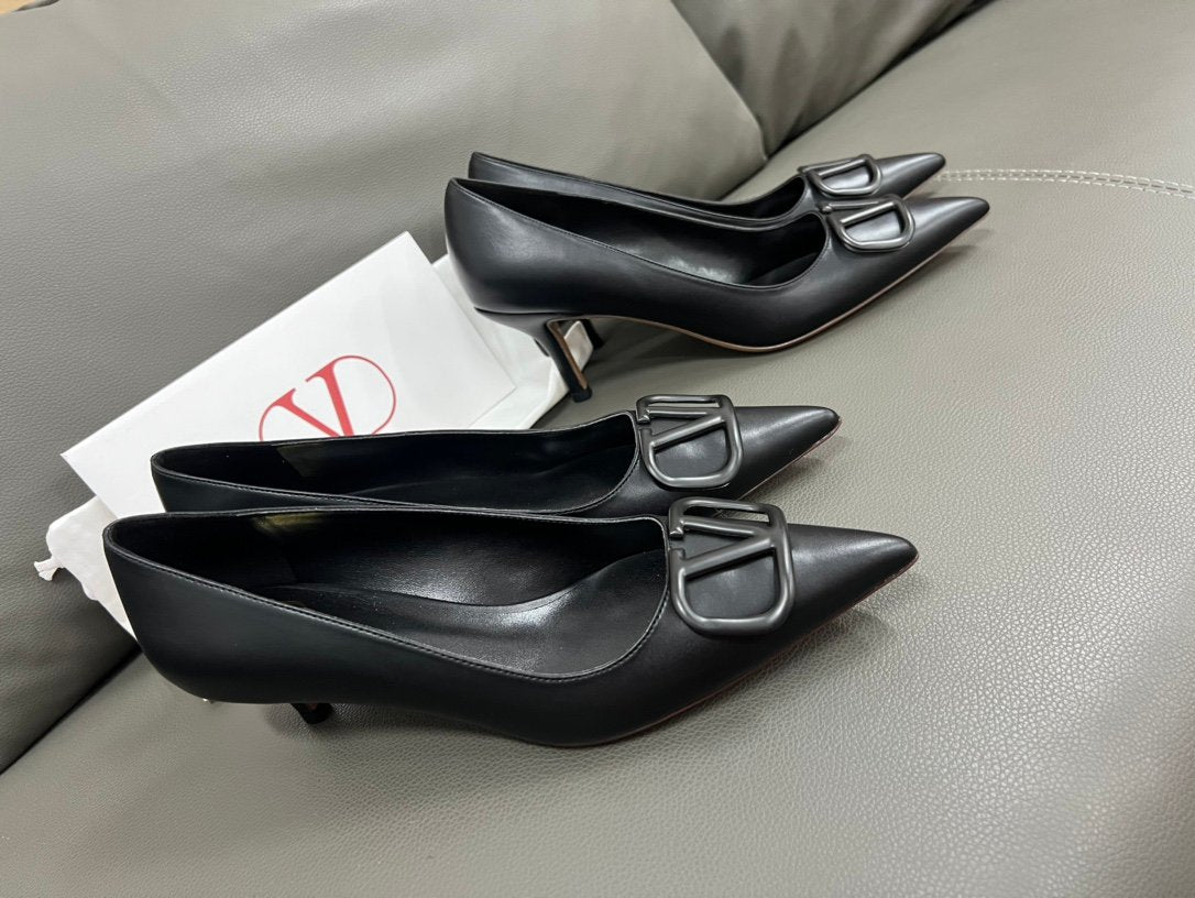 Valentino Women Black Leather Pointed Pumps