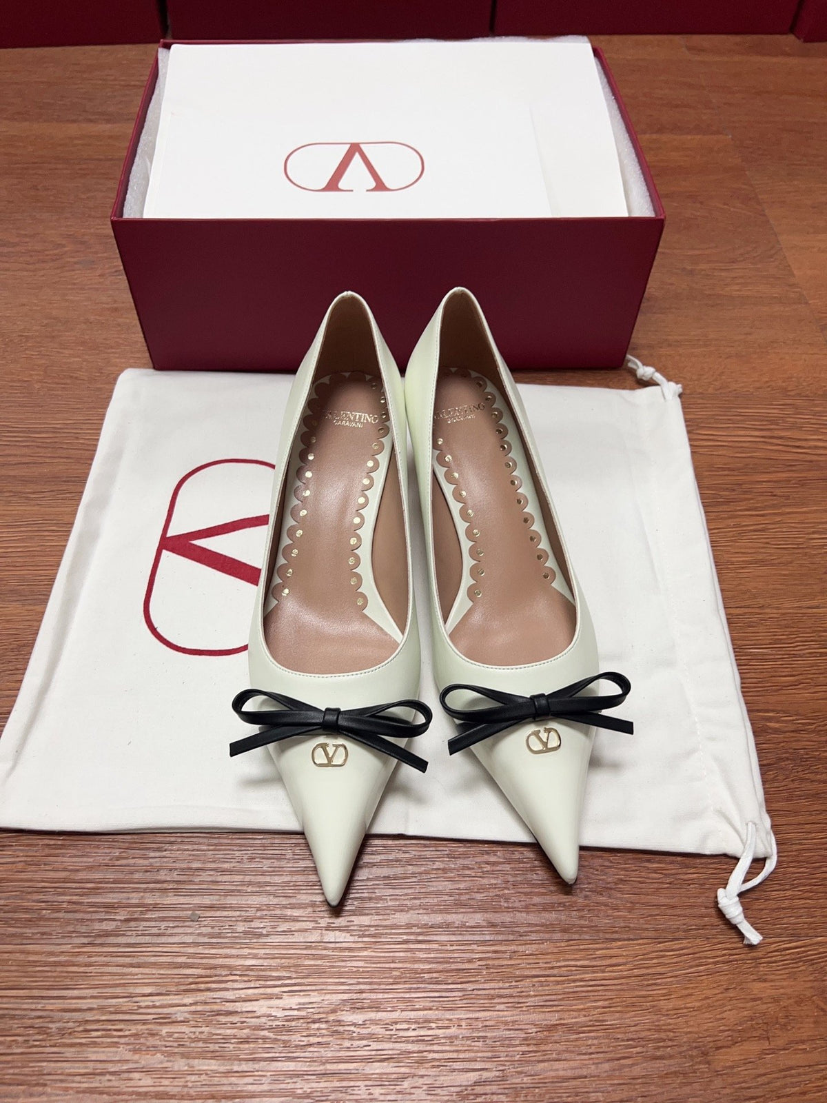 Valentino Women Ivory Leather Bow Accent Pumps