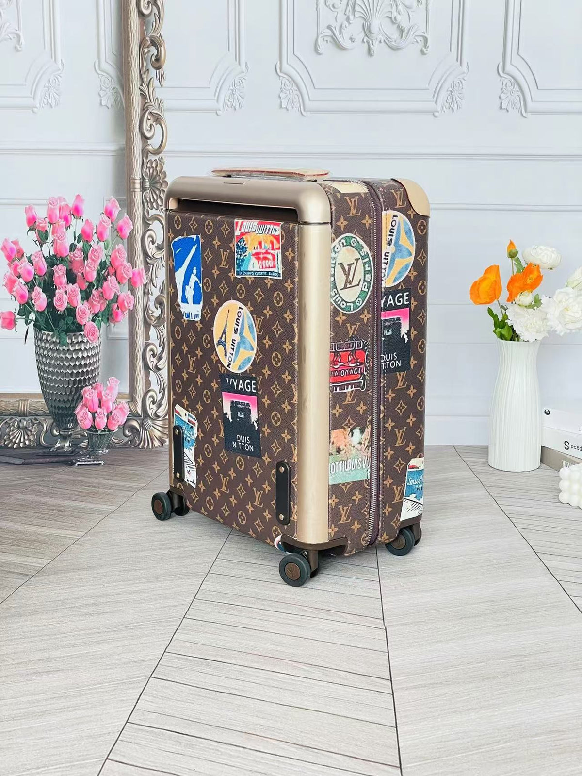 Louis Vuitton Horizon 55 suitcase in Monogram Canvas