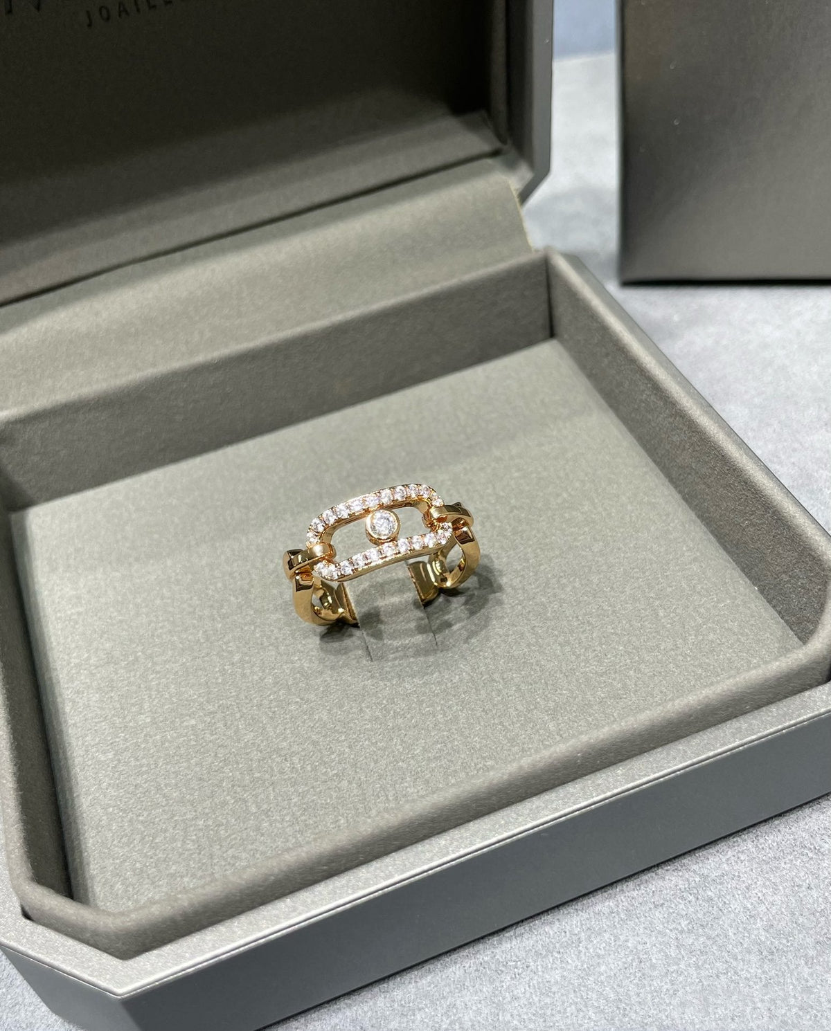 MOVE LINK DIAMOND PAVED RING