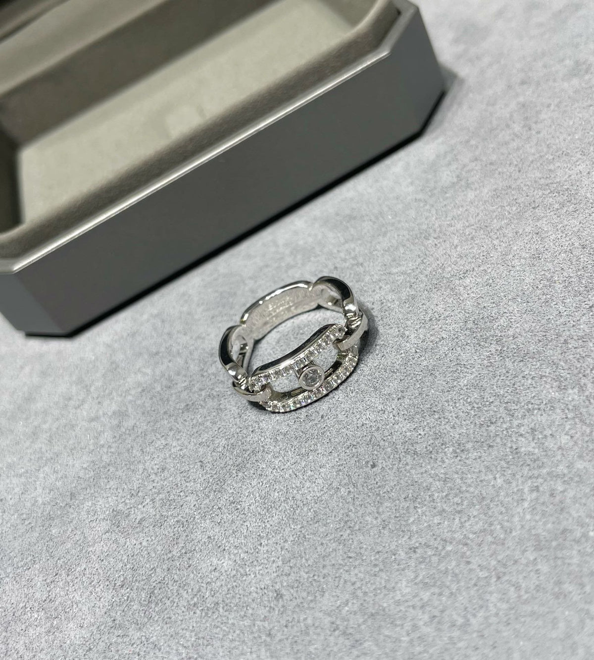 MOVE LINK DIAMOND PAVED RING