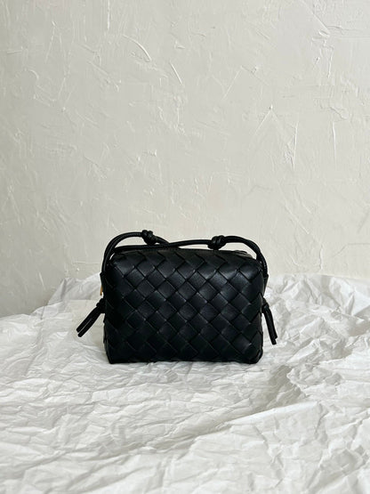 BV LOOP MINI 17CM BLACK CALFSKIN