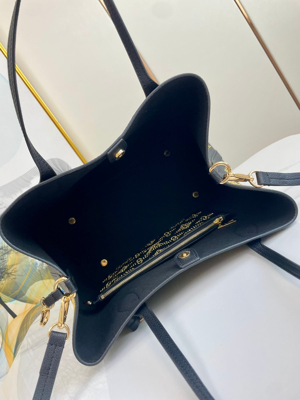 BLOSSOM MM 30 BLACK MAHINA CALFSKIN