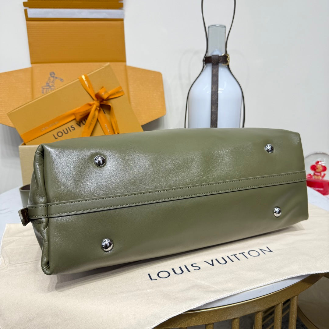 Louis Vuitton Carryall Vibe MM