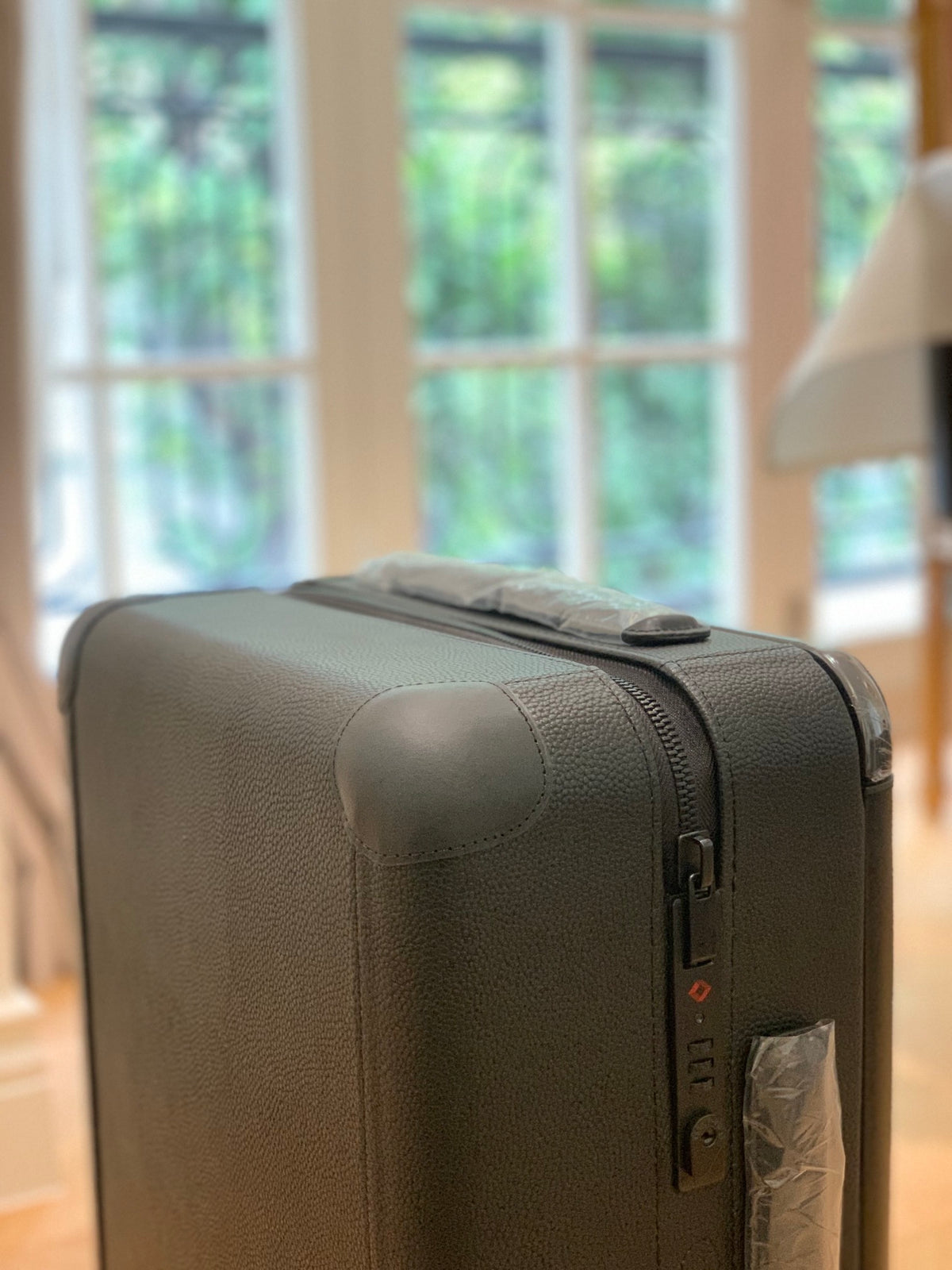 Louis Vuitton Horizon 55 rolling suitcase in Black