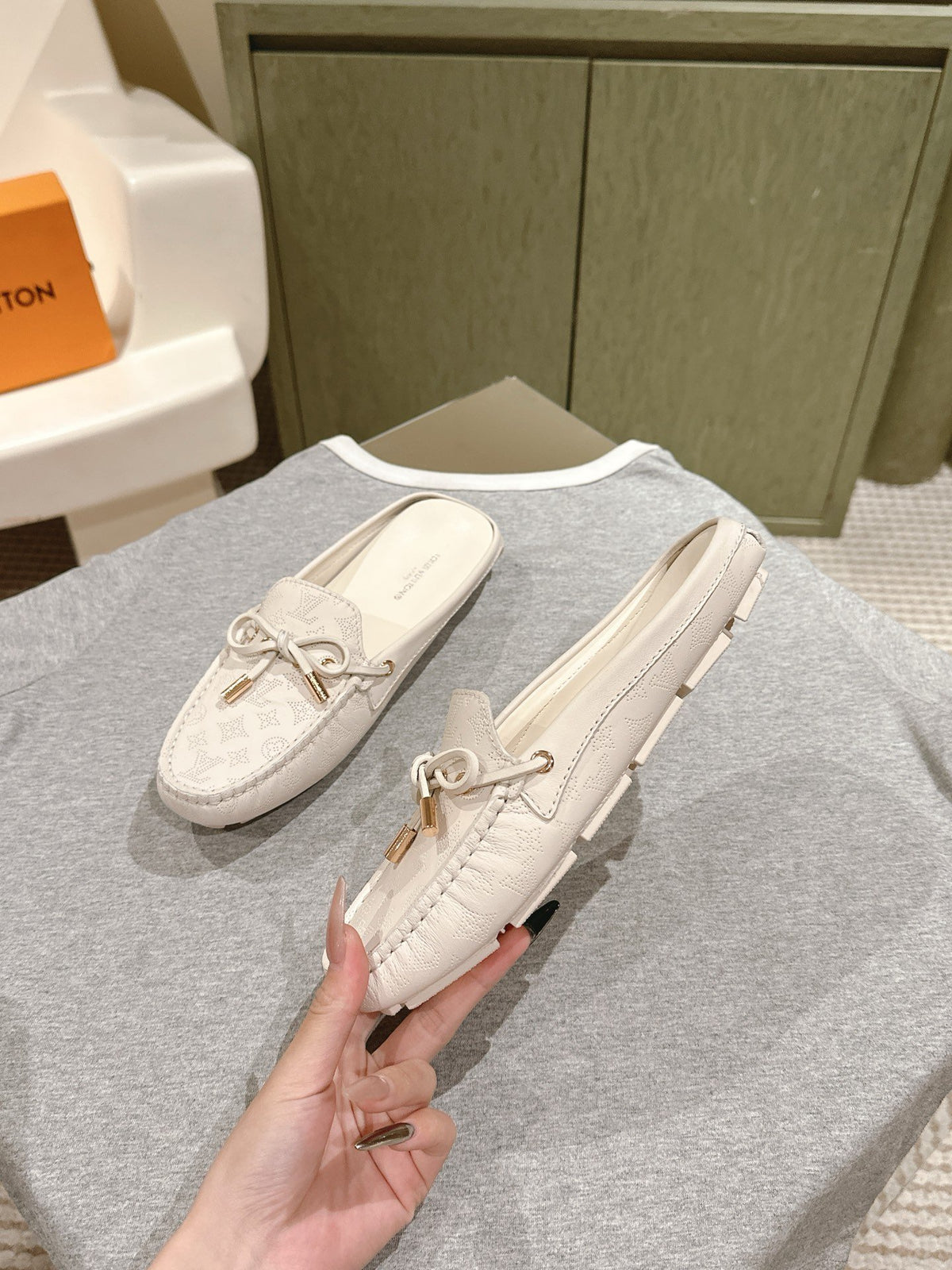 LV Women White Leather Mules