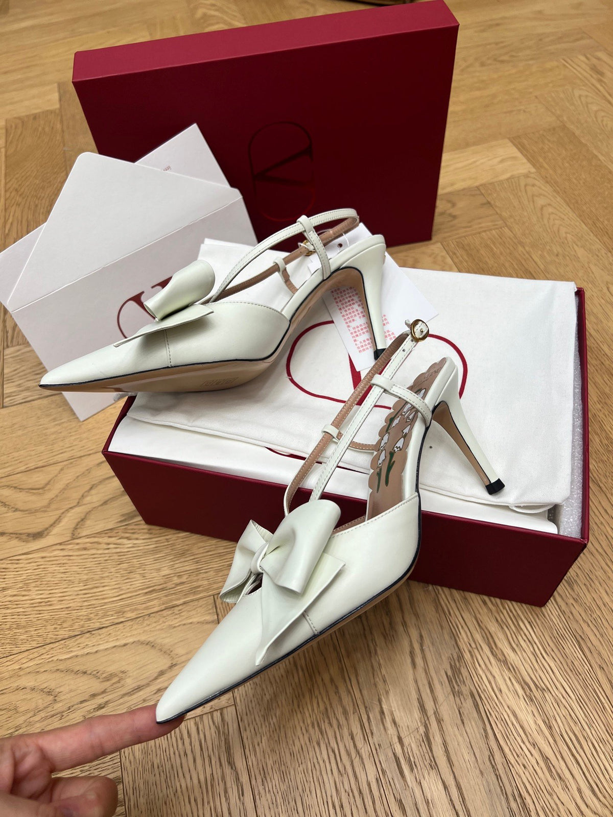 Valentino Women White Leather Bow Accent Pumps