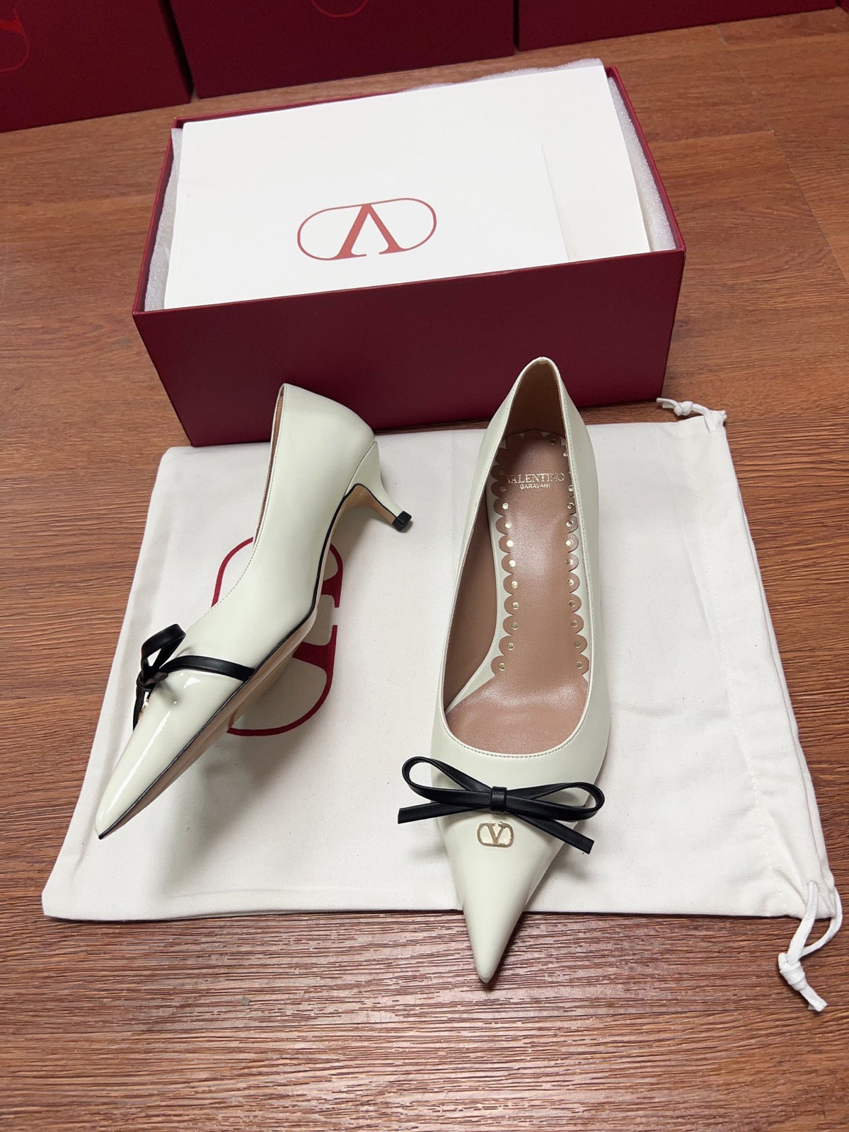 Valentino Women Ivory Leather Bow Accent Pumps