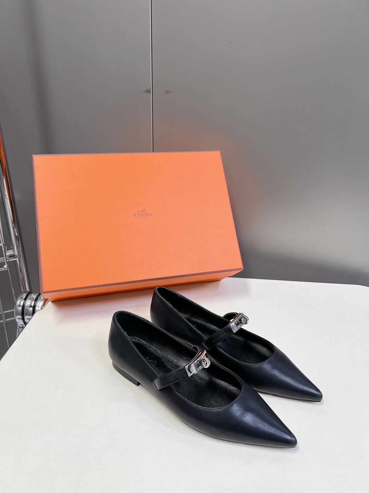 Hermes Women Black Leather Pointed Toe Flats