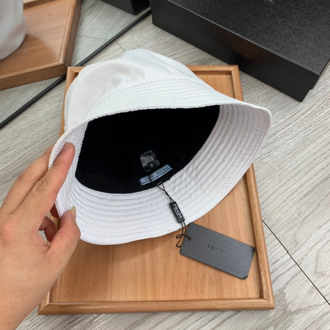 BUCKET HAT IN WHITE RE-NYLON 234104