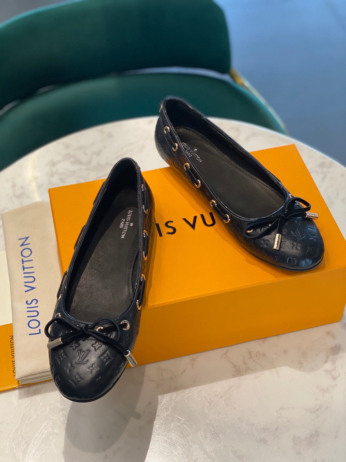 LV WOMEN'S BALLET FLAT IN BLACK EMBOSSED CALFSKIN WITH BOW