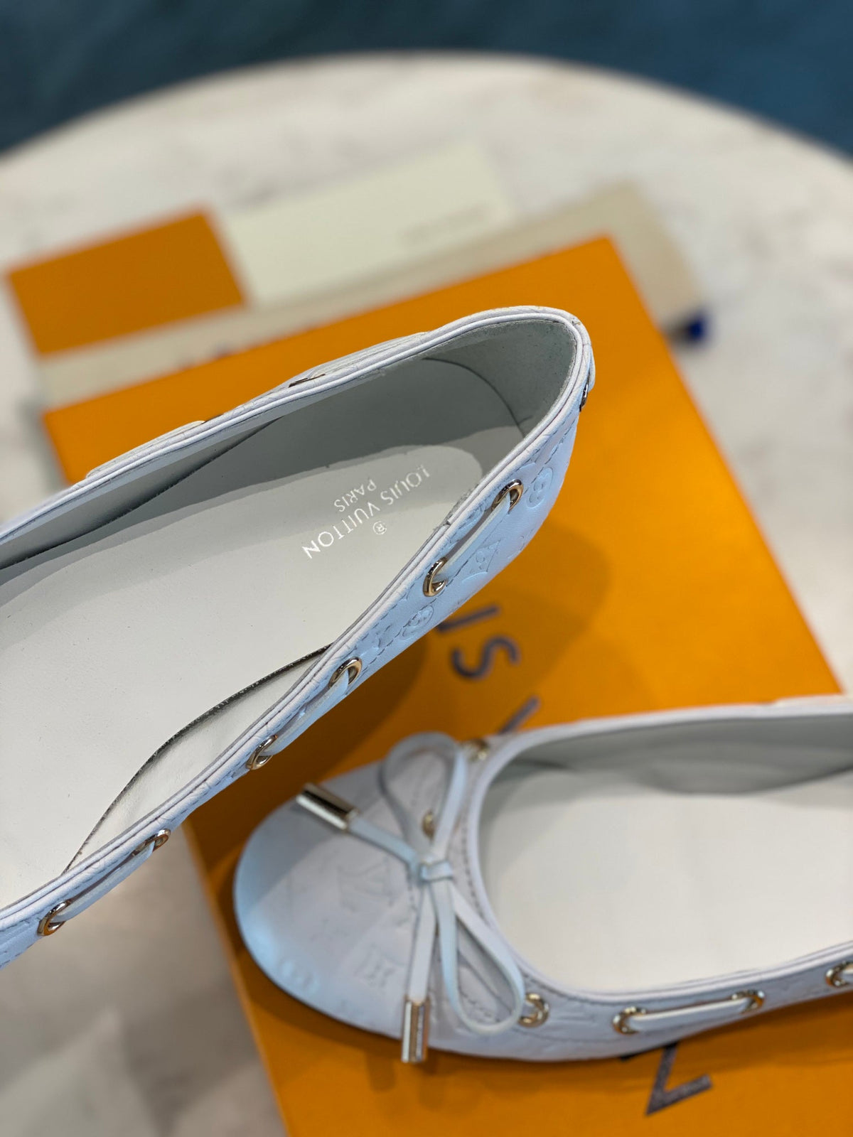 LV WOMEN'S BALLET FLAT IN WHITE EMBOSSED CALFSKIN WITH BOW