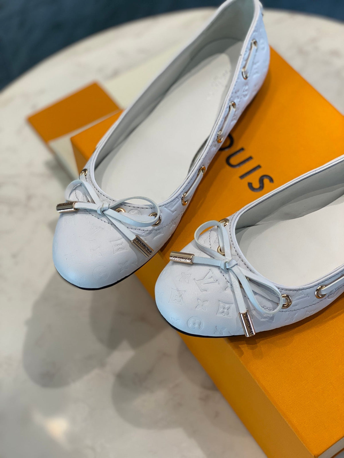 LV WOMEN'S BALLET FLAT IN WHITE EMBOSSED CALFSKIN WITH BOW
