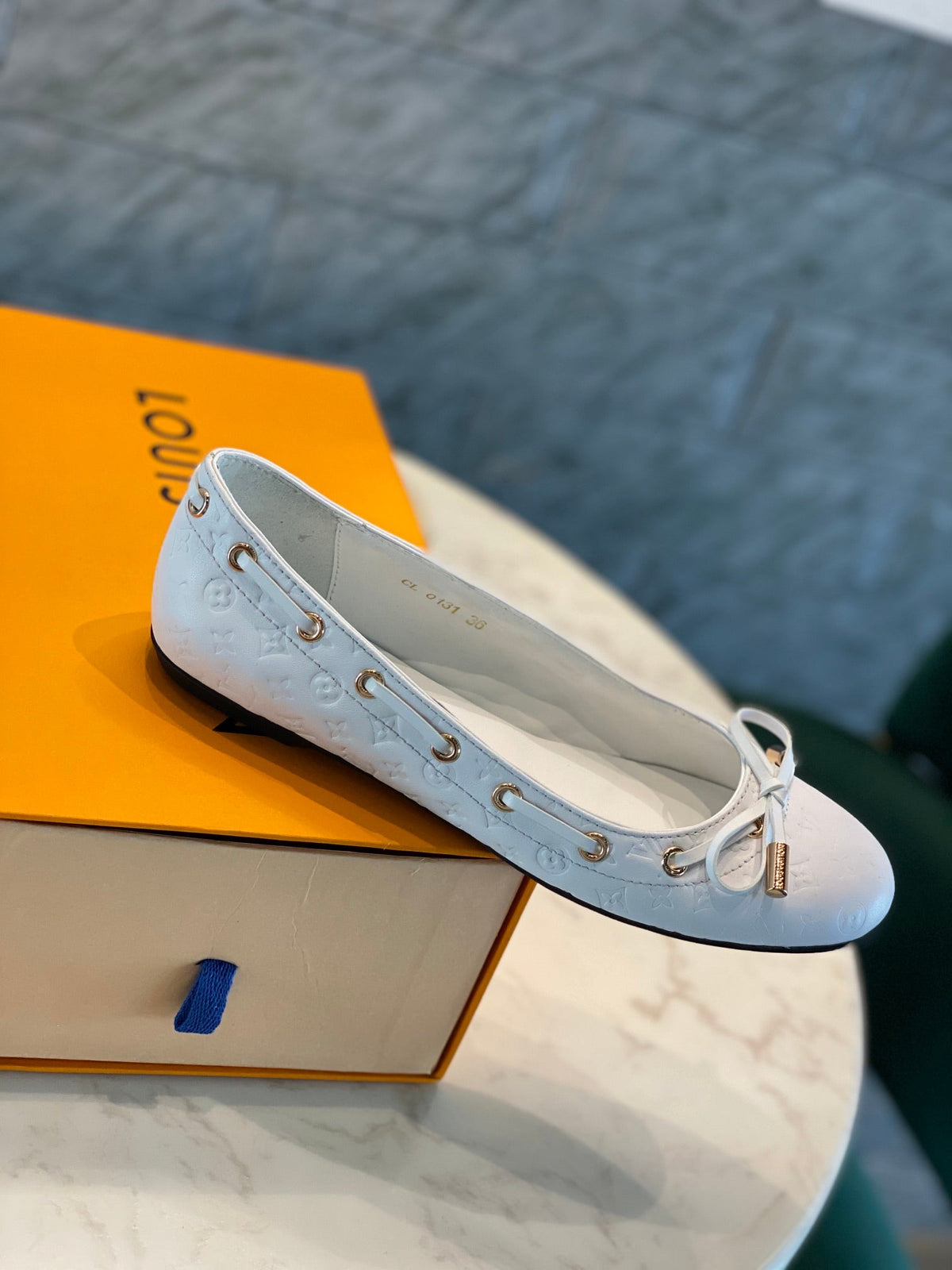 LV WOMEN'S BALLET FLAT IN WHITE EMBOSSED CALFSKIN WITH BOW
