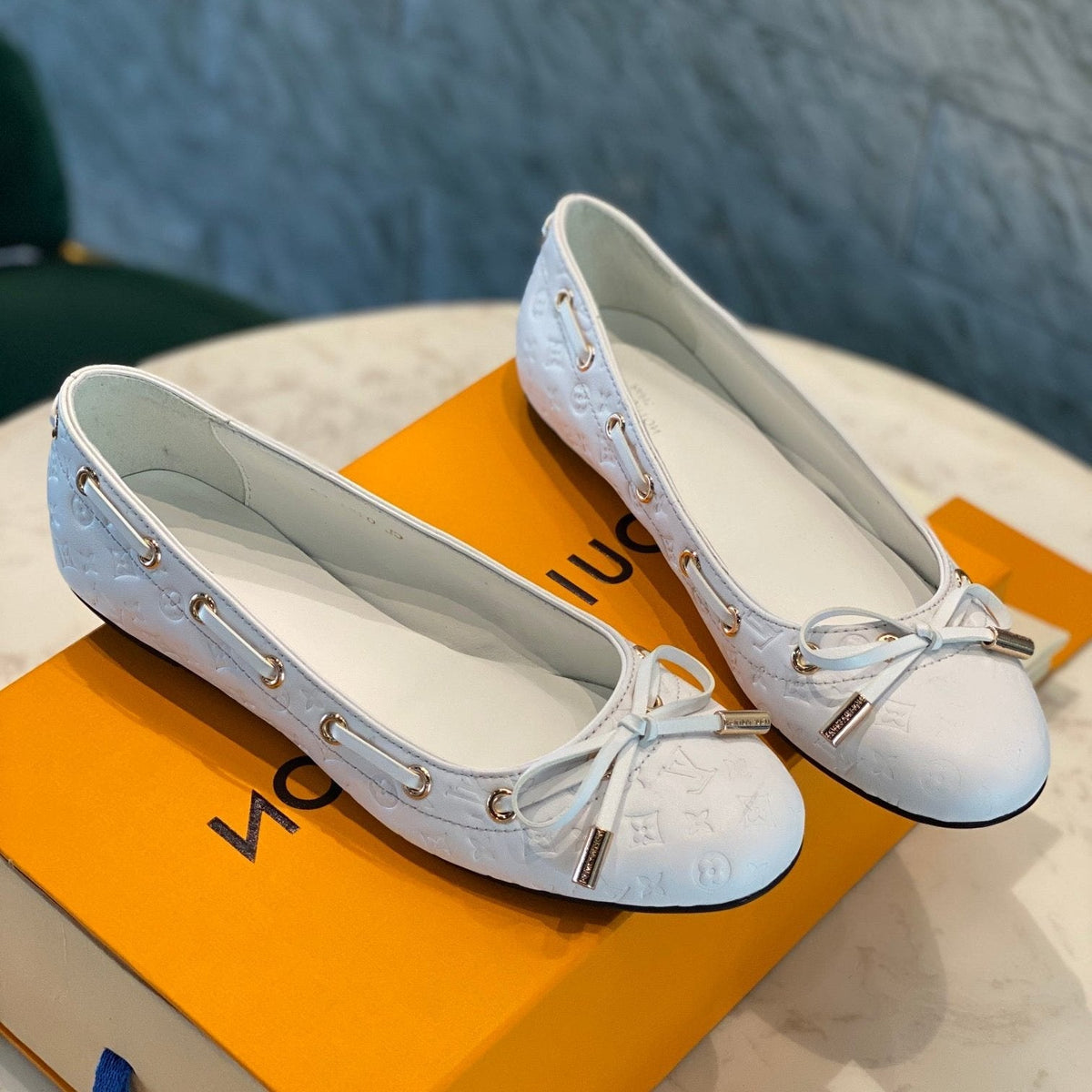 LV WOMEN'S BALLET FLAT IN WHITE EMBOSSED CALFSKIN WITH BOW