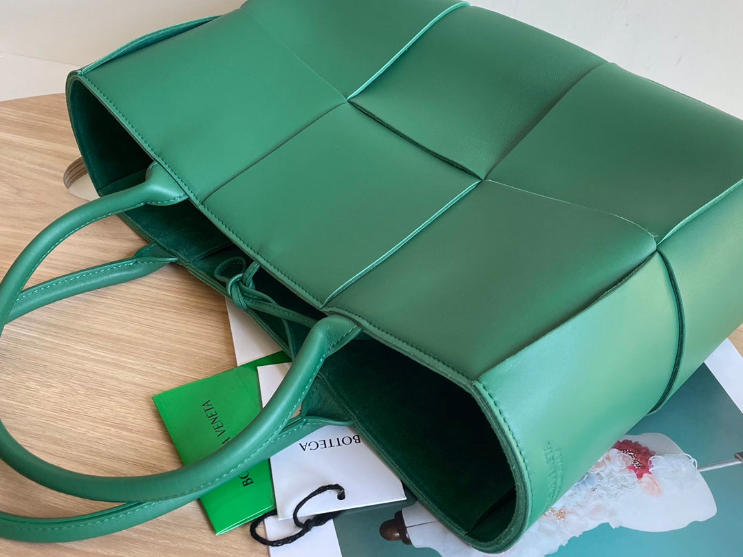 ARCO TOTE 36 IN KAITOKE GREEN CALFSKIN