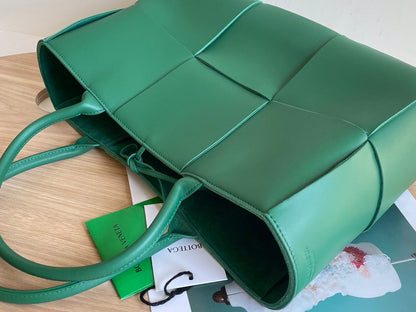 ARCO TOTE 36 IN KAITOKE GREEN CALFSKIN