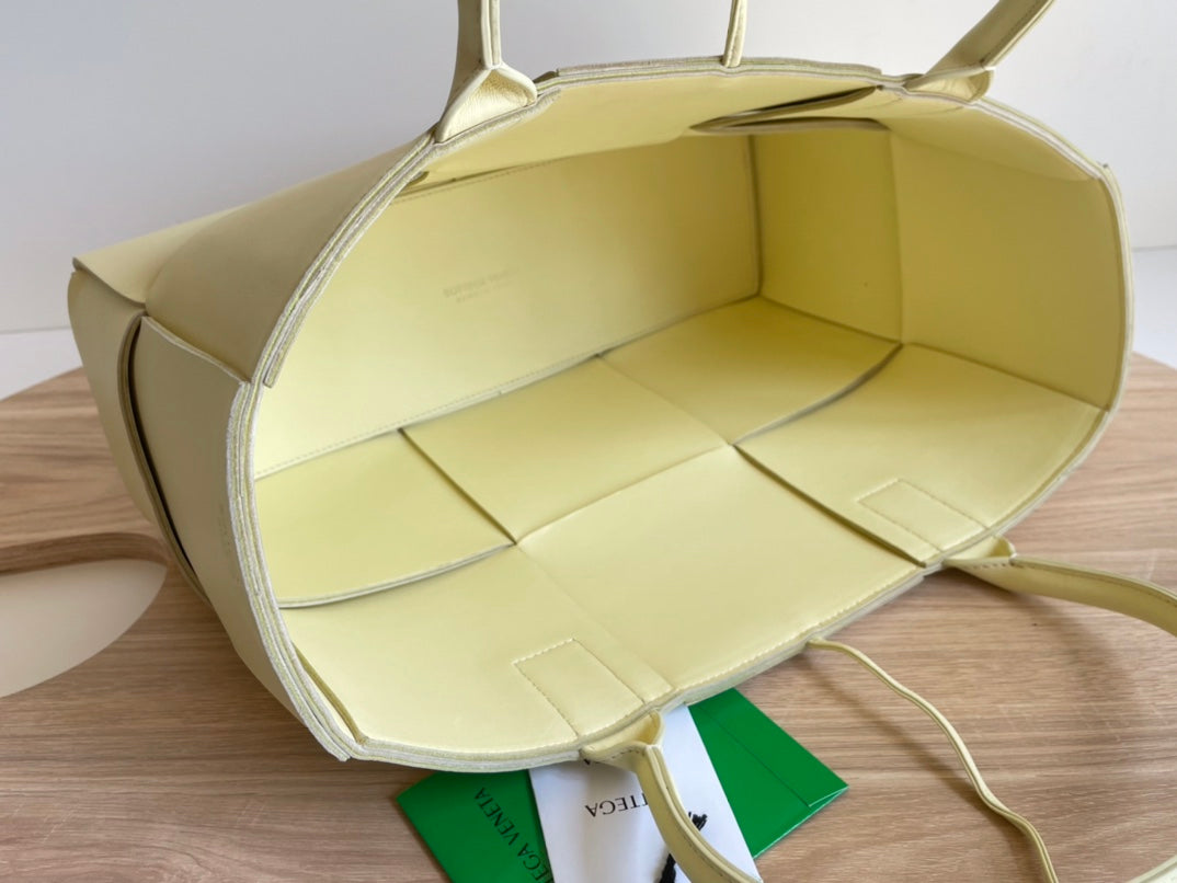 ARCO TOTE 36 IN PALE YELLOW CALFSKIN