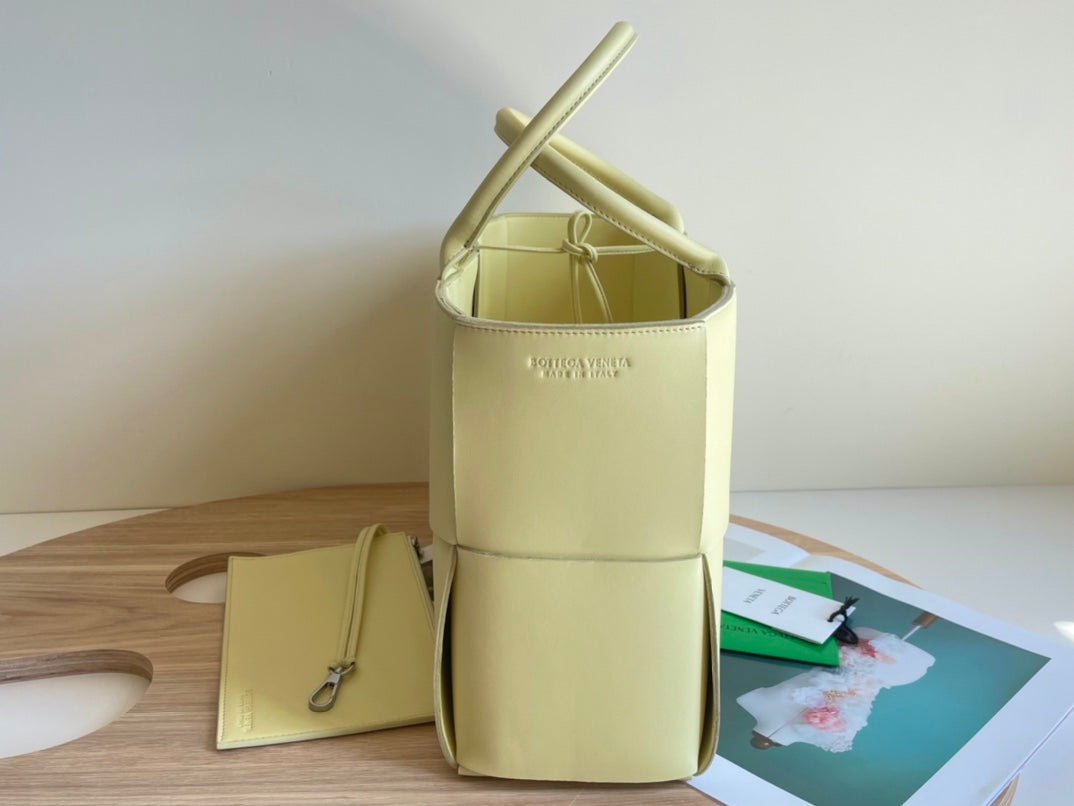 ARCO TOTE 36 IN PALE YELLOW CALFSKIN