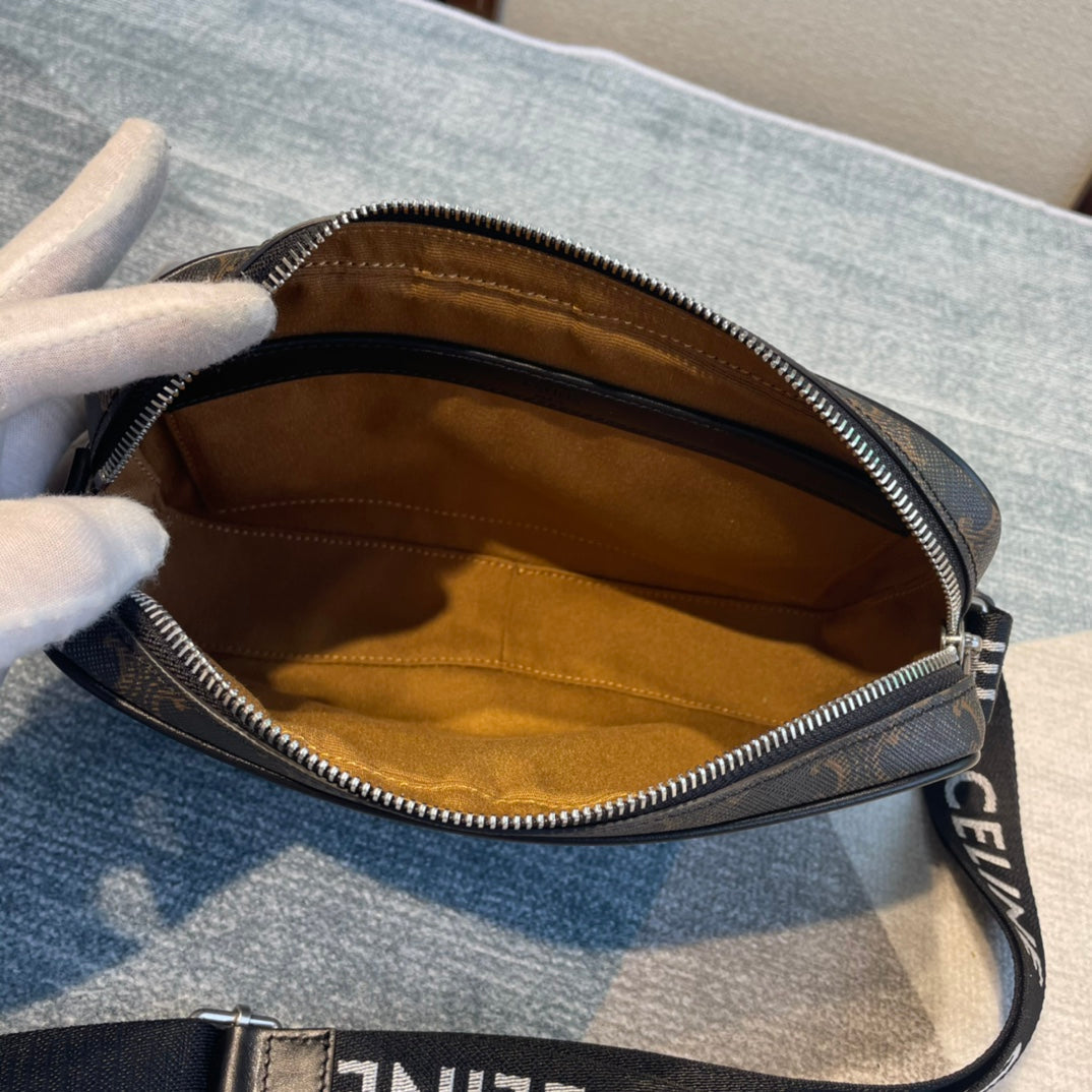 MEDIUM MESSENGER BAG 23 IN BLACK TRIOMPHE CANVAS