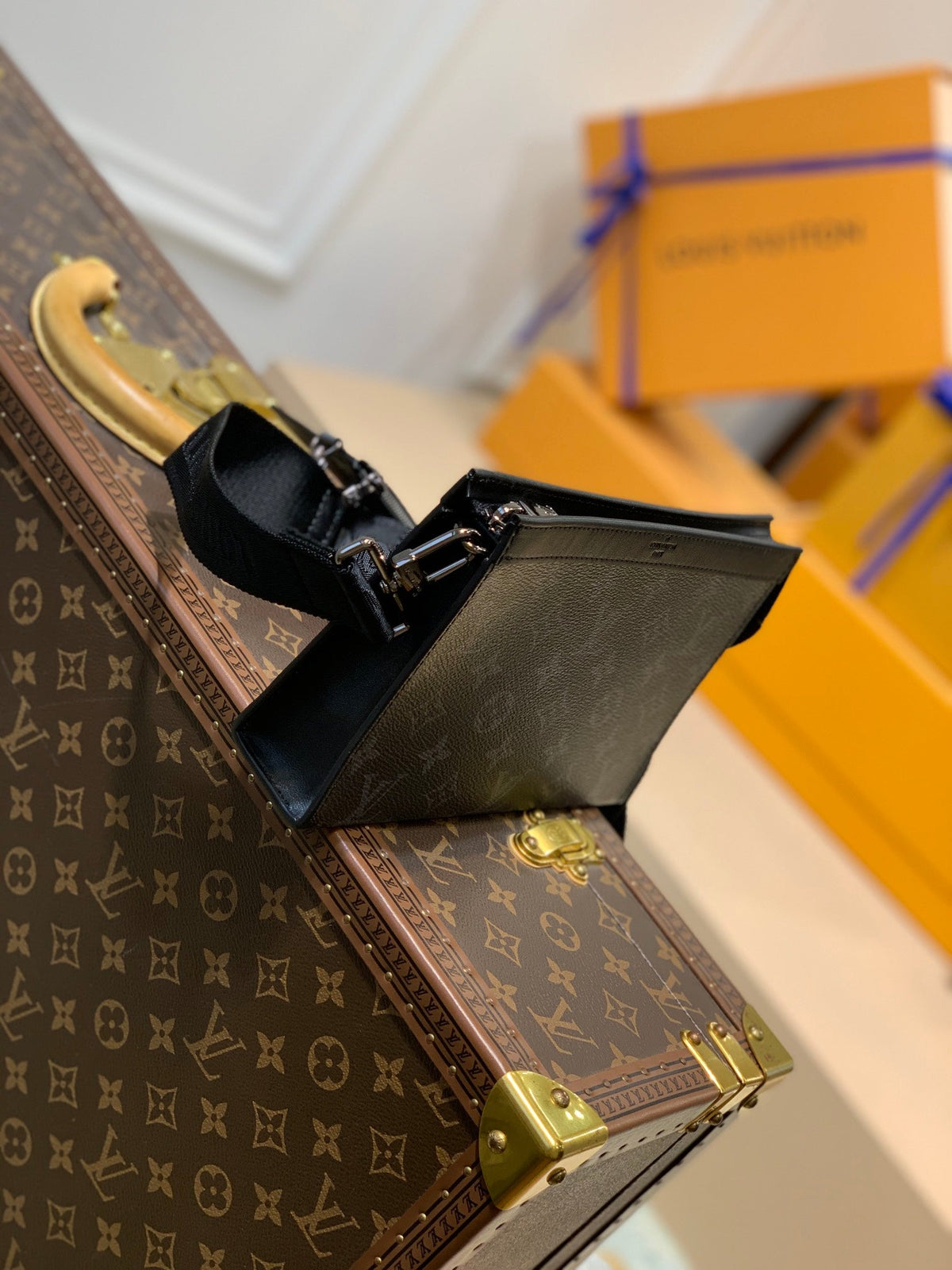 ANPHA WEARABLE WALLET 18 IN BLACK MONOGRAM ECLIPSE REVERSE CALFSKIN