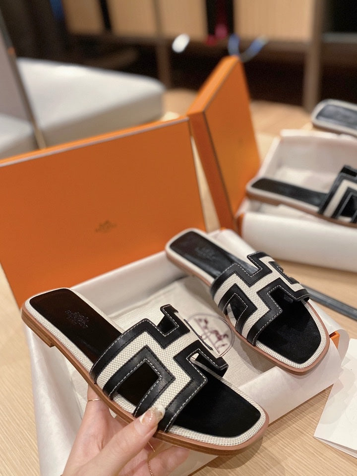 0RAN SANDALS IN BLACK CALFSKIN AND WHITE CANVAS